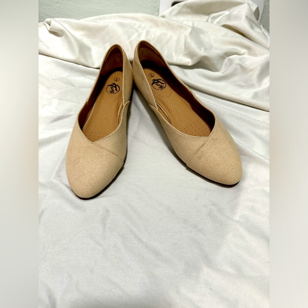 Trary cream canvas pointy pointed toe ballet flats size 9 new